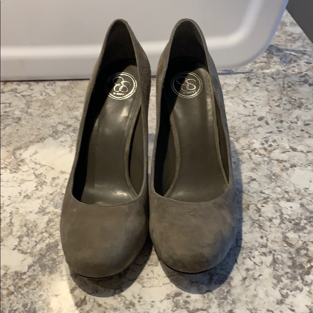 Dove gray high heel pumps